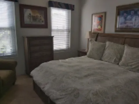 Charming , Comfortable  Cottage Near Amenities