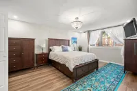 Newly Renovated Standing Desk and King Bed