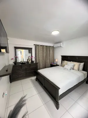 “Serenity By The Sea”Cozy spaces, tropical vibes in Ocho Rios, Jamaica. Hotel a 