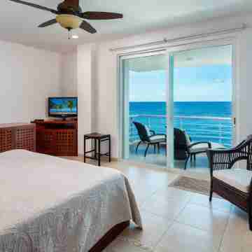 Gorgeous Condo, Amazing Oceanfront views , Great Snorkeling out-front! Rooms