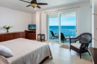 Gorgeous Condo, Amazing Oceanfront views , Great Snorkeling out-front!
