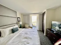 Condo Hotel by Hilton 5 min walking to the beach!