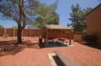 ~Red Rock Sanctuary w/Views~Pool~BBQ~Cozy~Clean~