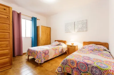 El Faro Apartment. Spacious, bright apartment in a quiet building La Fuente Santa附近的飯店