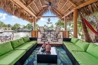 Pompano Beach Luxury Waterfront 4-bedroom house 2 minutes from the beach Hotels near Walmart Supercenter
