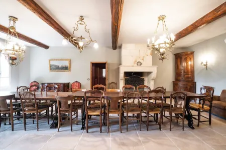 Mas Provençal 10 Chambres 20 Personnes à Maillane, Jardin de 4000 m², Piscine Отели в г. Майан