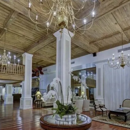 Delux Queen Room , 1 block to the Beach, TV, Pool, WiFi