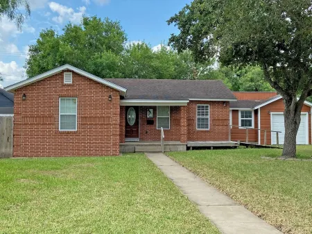 Cozy two bedroom near the airport with a large backyard