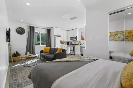 Adorable studio close to DTLA Отели рядом с достопримечательностью «Keck School of Medicine of USC Physician Assistant Program»