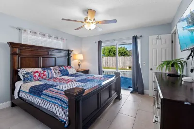 NEW! Stunning 5/3 Home/w Pool table & Seablue Pool Post Commons附近的飯店