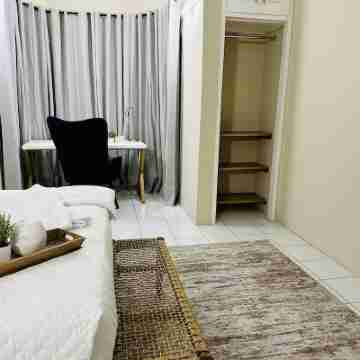 Falcon Oceanview Condo/Free Airport Transportation/Gated Complex/Security Rooms