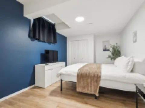 The Modern Lodge Retreat with INFRARED SAUNA & Amenities for Rest and Relaxation Hoteles en Cochrane