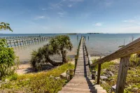 Indian River Waterfront Home with private dock, heated pool, fenced back yard Hotels in Micco