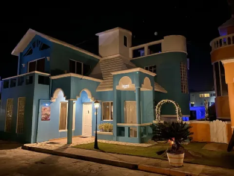 Villa Sirena 4 Bedroom Beach Villa with Private  Pool. Sleeps 8. โรงแรมใน