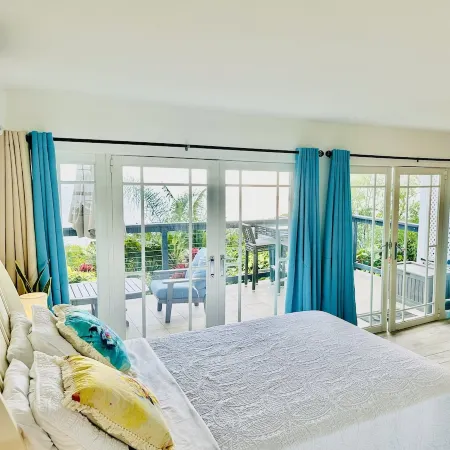 Easy location, Ocean view, Sunsets, Jeep Available, Solar, Battery Power, Wifi
