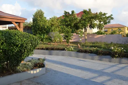 A superb 2-bedrooms Holiday Apartment, mins away from Ocho Rios vibrant fun