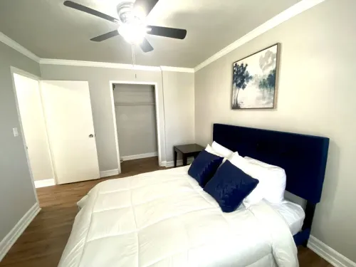 Modern 2 bedroom Condo w/ Skyline View