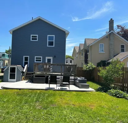 Fully Renovated Cottage on Queen, 3min walk from Beach and Downtown Adventures! Hotels in Kincardine