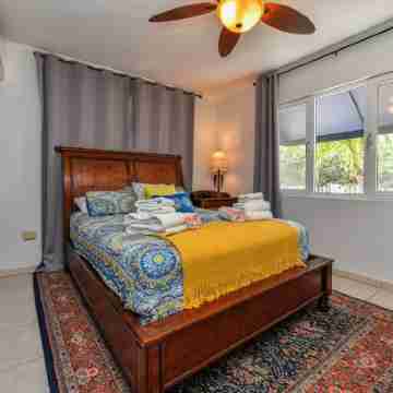 Luxury pool villa totally private backyard - 5 minutes to the beach! Rooms