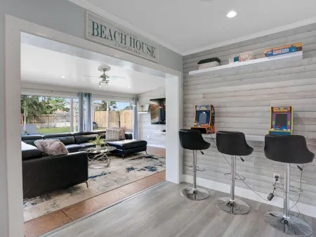 3/2 HEATED Pool House Walking Distance to Beach