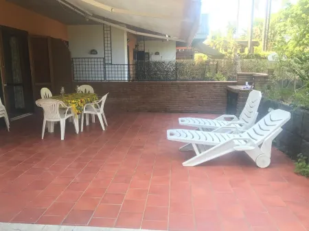 Capomulini villa with private garden, descent to the sea and seasonal swimming pool.