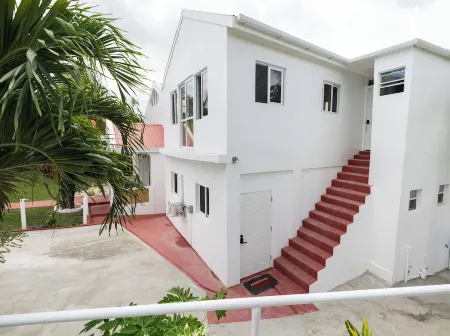 Hilltop Views: City & Sea Escape Отели в г. Cedar Grove