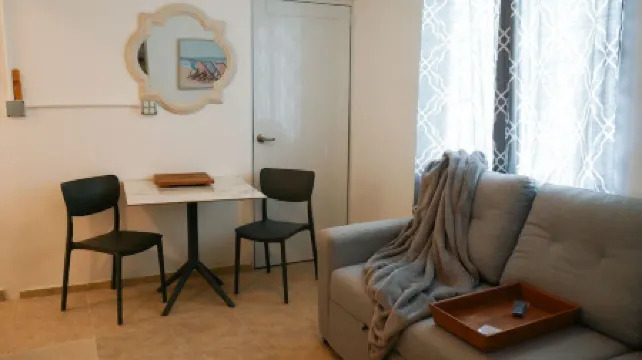 Puertas pal Sol - 5 min from the beach. 1 BR 2nd story Apt with a huge balcony