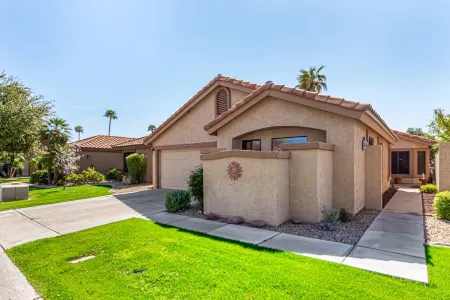 Peaceful 3-bedroom House in Peoria, Golf Course View, Pool and Hot Tub Access Отели рядом с достопримечательностью «Challenger Space Center»