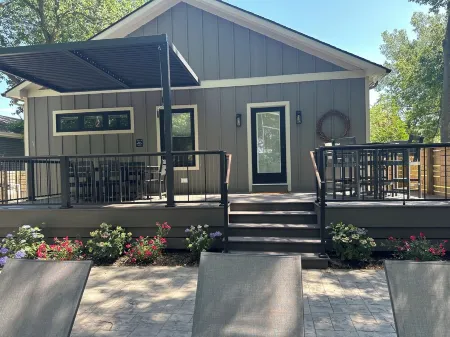 Red Oak-5 Bedroom with in Ground Pool, Fireplace-Walk to Restaurants