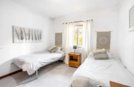 Recently Renovated Ground Floor Apartment, 2 new Bathrooms with walk in showers