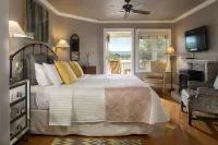 Lookout Point Lakeside Inn Hotel di Bismarck Township