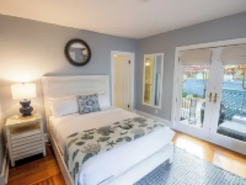 Town & Tide Inn Hotels in Newport