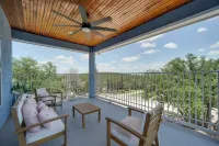 Heated Cocktail Pool, Sauna & Spa! Canyon Lake Gem - balcony