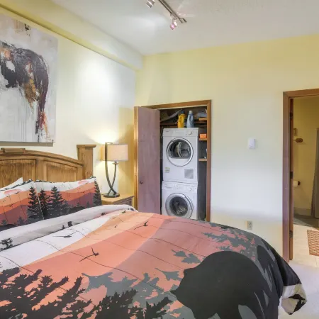 Mtn-View Balcony! Walkable Ketchum Condo Hoteles en Ketchum