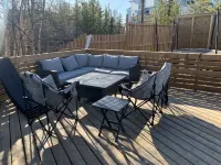Large home with extras. Large yard, fire pit, Deck, BBQ, sunroom, hot tub, pool Hôtels à proximité de l'Aéroport de Yellowknife
