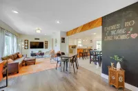 San Antonio Home, 2 Mi to Airport - Pets Welcome! - Country Houses