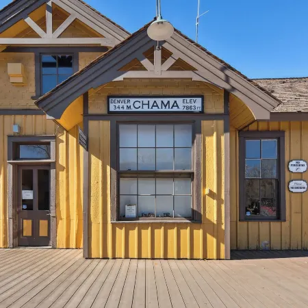 Single Tree Cottage - Walk to Downtown Chama!