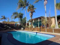 Ozzie Pozzie Backpackers - piscina