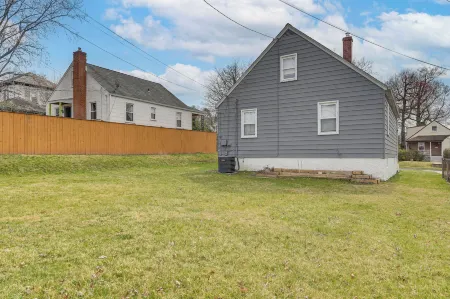 4 Mi to Universities: Quaint Parkville Apartment!