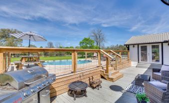 Grapeland Farm Retreat w/ Pool, Grill & Fire Pit