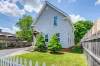 Pet-Friendly Claremont Vacation Rental! - Pysäköinti