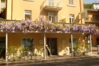 Hotel Belvedere فنادق في Clusone