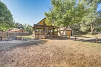 Pine Cabin w/ Fire Pit & Gazebo - Steps to Trails - 3 tähden