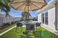 1 Mi to Deerfield Beach: Stylish Studio w/ Pool!