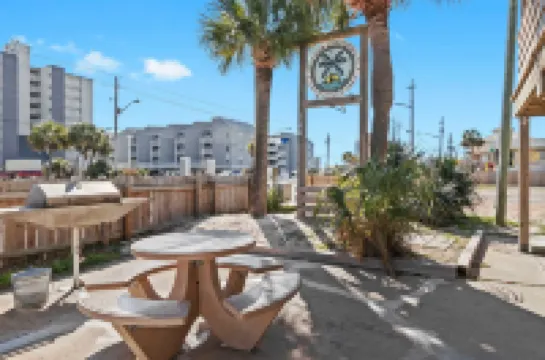 2BR Retreat with Pool, Near Beach and The Hangout Hotels in 