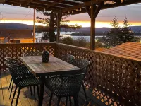 Fire Pit and Bay Views North Bend Home! ノース・ベンドのホテル