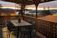 Fire Pit and Bay Views North Bend Home! - 3 ดาว