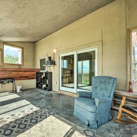Lakefront Country Home w/ Waterslide & Trampoline!