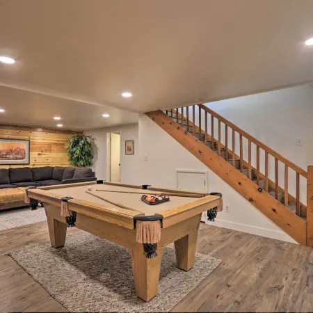 Deck, Games & Fire Pit: Modern Pine Cabin!