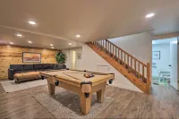 Deck, Games & Fire Pit: Modern Pine Cabin! - Homestays